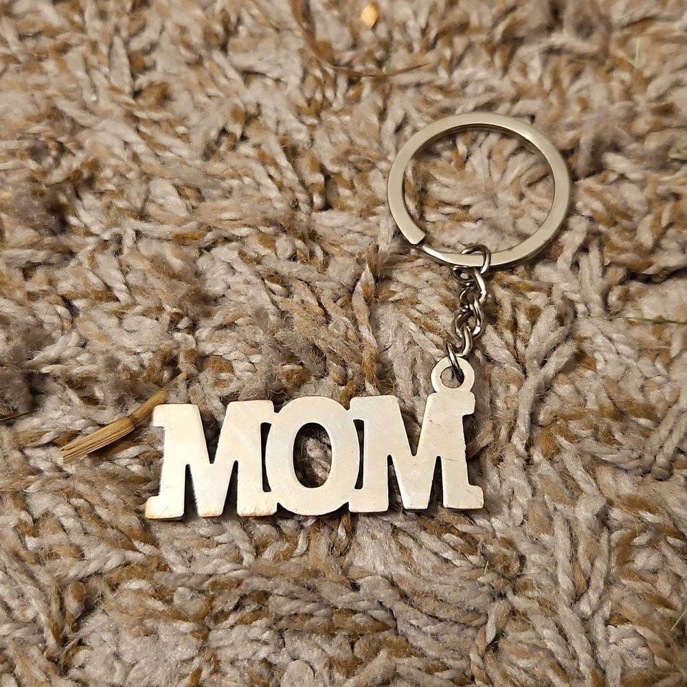 Silver-tone 'MOM' Keychain - Picture 2 of 2